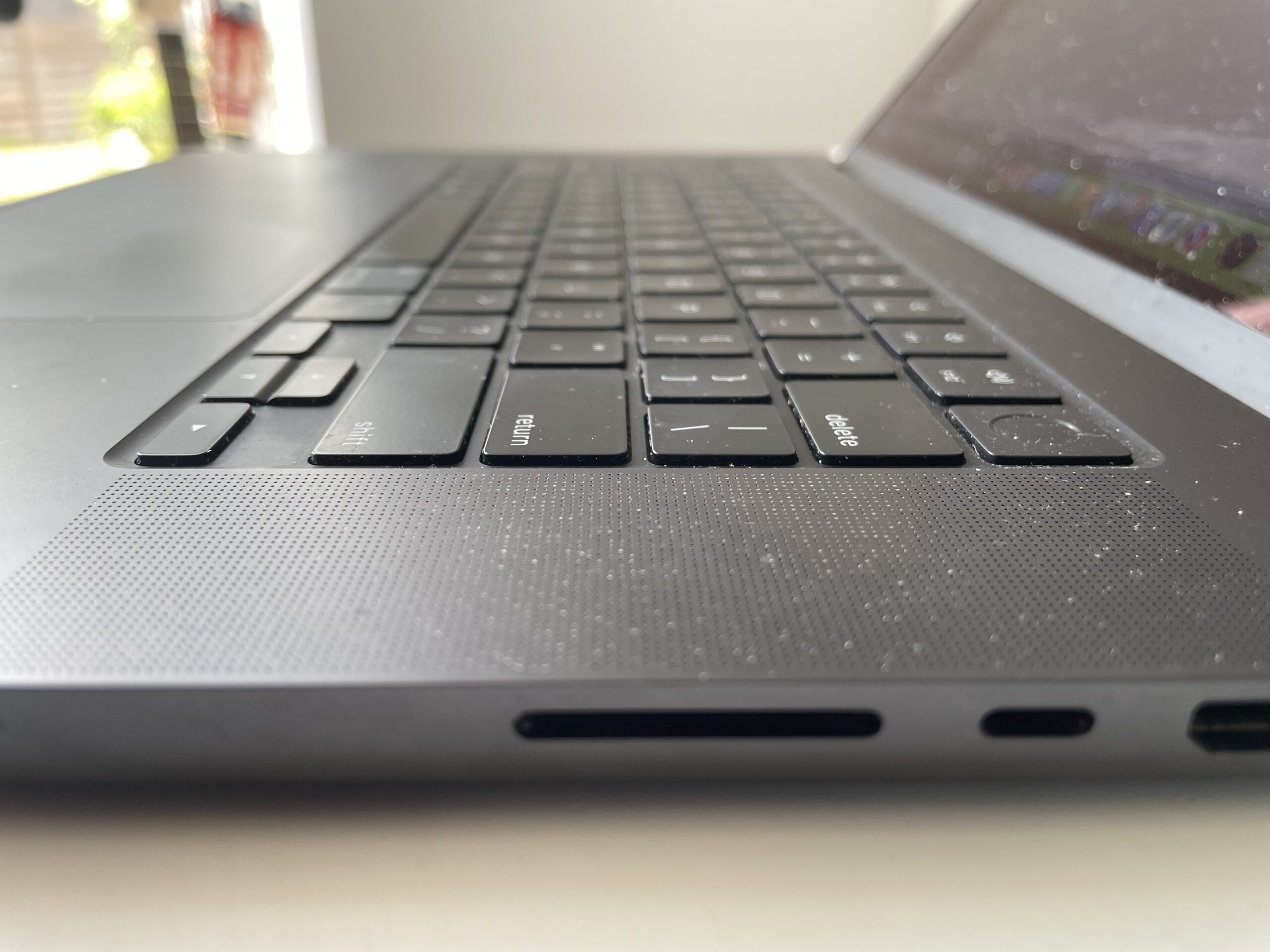 sdxc card slot and usb-c port on apple silicon macbook pro