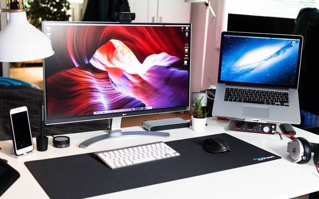 best monitor macbook pro - cover