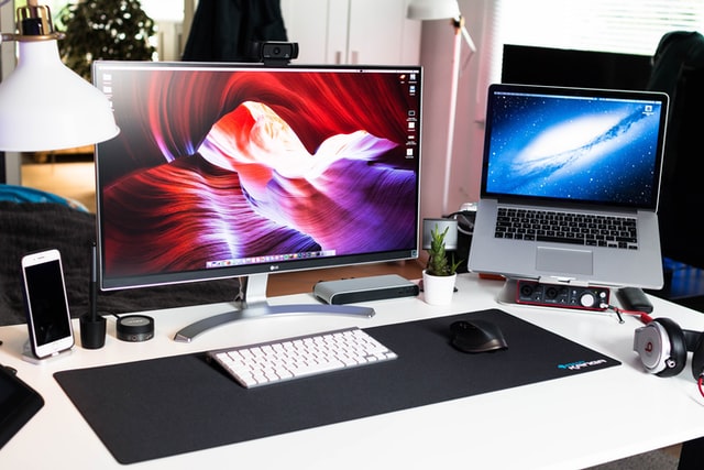 best monitor macbook pro - cover