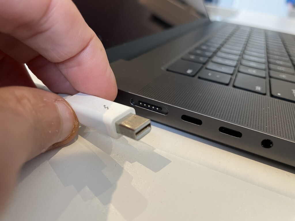 thunderbolt 2 incompatible with m3 macbook pro