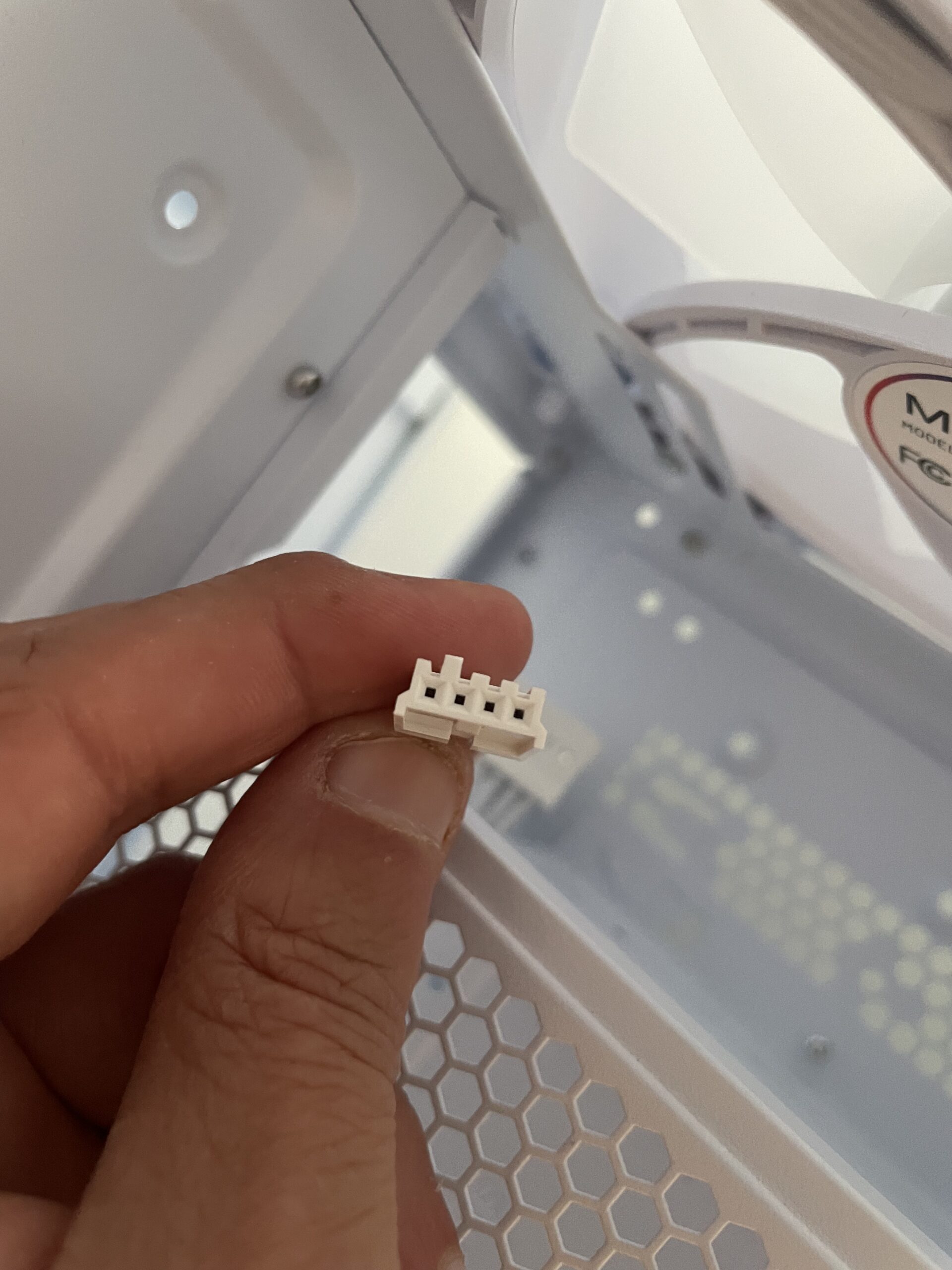 Montech X5 PC chassis 4 pin fan connector.jpeg