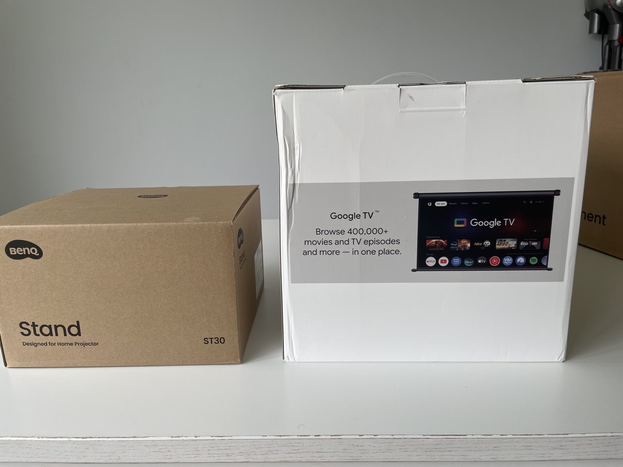 TK705i Projector review - box and stand