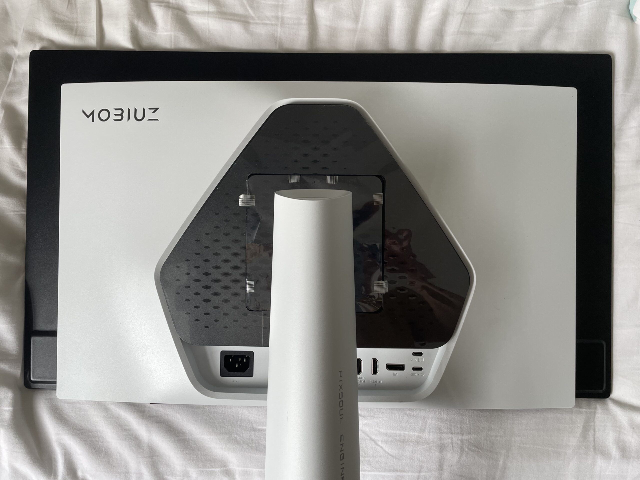 BenQ MOBIUZ EX271UZ build quality